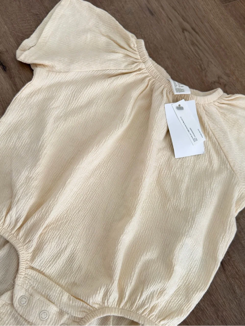 H&M Neutral Cream Baby One-Piece Bodysuit Flatter Sleeves Size 18 Months Baby